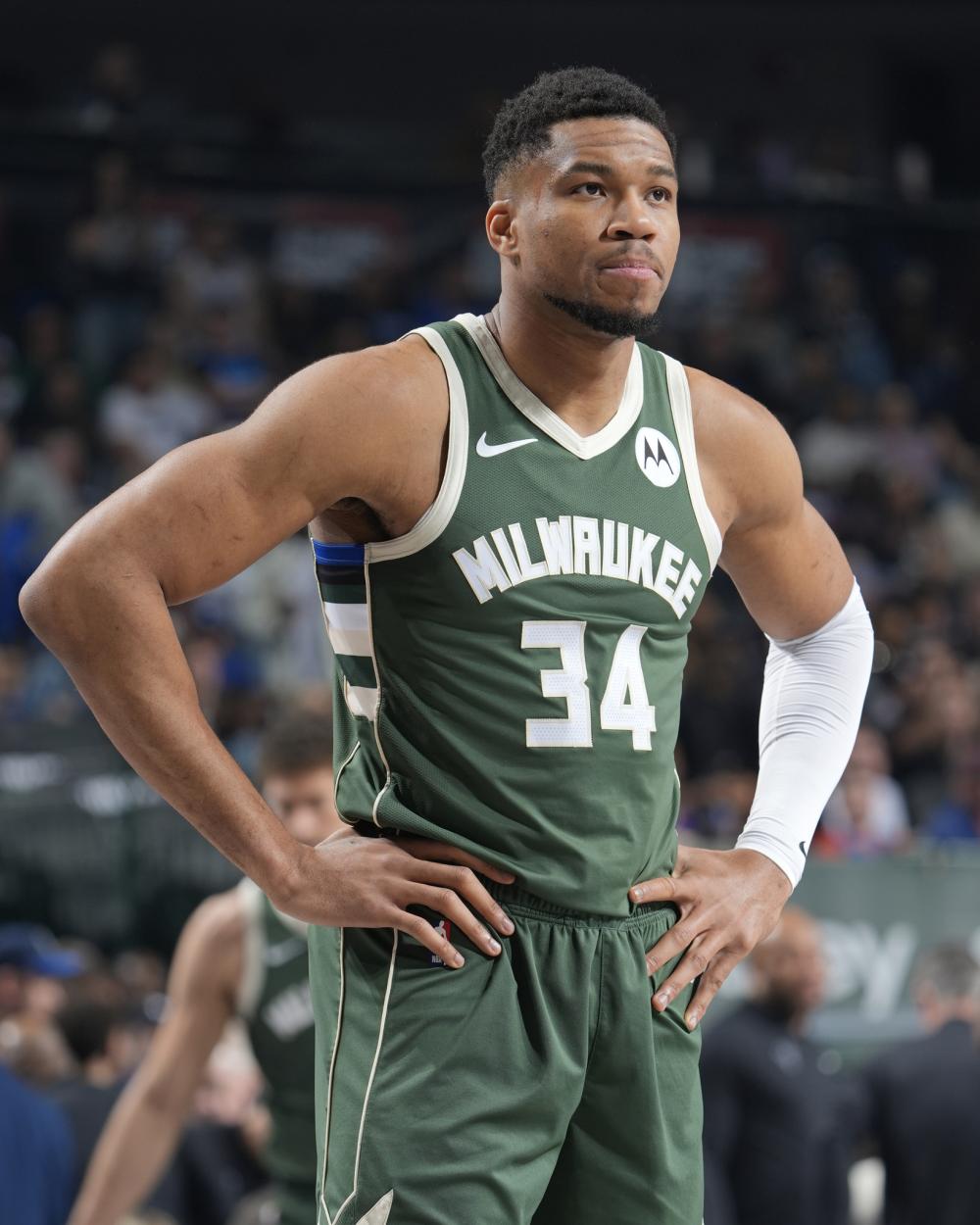 她的造型不 她的造型不